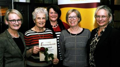 Bild: gf
Mitgliederehrung bei der Frauenunion Amberg. Unser Bild zeigt (von links.) FU-Vorsitzende Susanne Herding, Maria Reindl, Marianne Radde-Kneißl, Gertraud Neiswirth und die CSU-Kreisvorsitzender Michaela Frauendorfer.