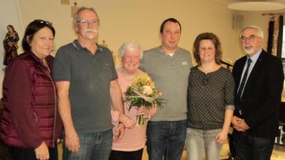 Bild: ksi
Die Jubilarin Rosa Fohringer (Mitte) mit Bürgermeister Manfred Rodde (rechts) und weiteren Gratulanten.