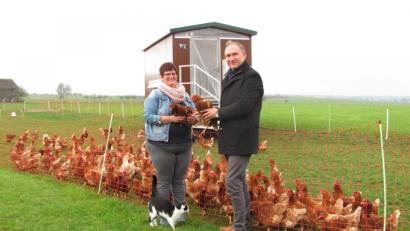 Bild: sei
Kathrin Ziegler (links) freut sich, dass sie endlich ihre Idee realisieren kann. Bürgermeister Richard Kamerer (rechts) besichtigt das Hühnermobil und lobt Ziegler und ihren Mann für ihr Engagement in der Landwirtschaft.