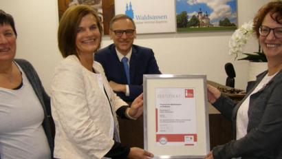 Bild: pz
Inge Frank und Monika Sommer (rechts) von der Tourist-Info freuen sich, dass es mit der Neuauflage der Zertifizierung geklappt hat. Links die Sachgebietsleiterin im Rathaus, Beatrix Rustler. Hinter der Theke Bürgermeister Bernd Sommer.