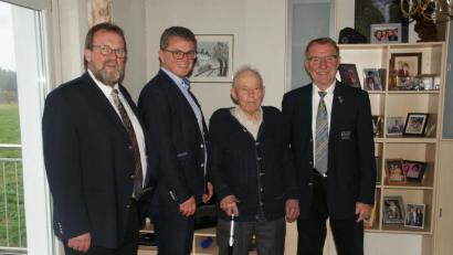 Bild: agr
Auch Bürgermeister Martin Birner (Zweiter von links) gratulierte Josef Becher zu dessen 95. Geburtstag.