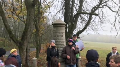 Bild: cr
Großes Interesse und Betroffenheit sind spürbar, als Ferdinand Zwerenz an der Böttersäule von seinem Schicksal berichtet. Alles wird von Marketa Ceckova aus Stribro übersetzt.