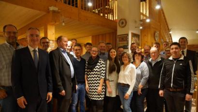 Bild: sre
Nominierte Kandidaten mit Bürgermeister Roman Berr (ganz rechts), Zweiter Bürgermeisterin Lydia Zahner (Zehnte von rechts), Landtagsabgeordnetem Harald Schwartz (Zweiter von links) sowie Ortsvorsitzendem Klaus Strobel (Vierter von links), Peter Achatzi (Dritter von links) und Horst Embacher (Sechster von rechts).