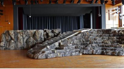 Bild: Mirko Streich/exb
14 Meter breit, 8 Meter in der Tiefe. So präsentiert sich die Felsenbühne im Kettelerhaus.