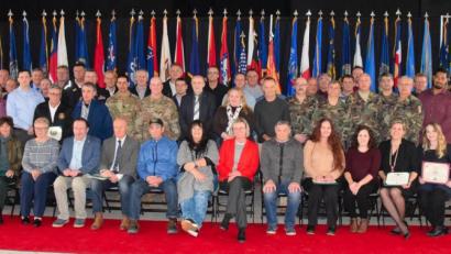 Bild: bö
Zusammen bringen es die Arbeitsjubilare bei der US-Army in Hohenfels auf insgesamt 1840 Dienstjahre. Dazu gab es Urkunden und die Gratulation der Kommandeure, Dienststellenleiter und der Bürgermeister aus den Umlandgemeinden.