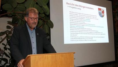Bild: pi
Bürgermeister Johann Maurer legt bei seiner letzten Bürgerversammlung detaillierte Zahlen vor.