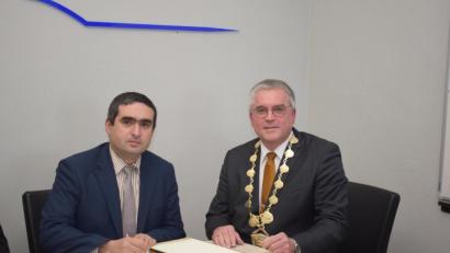 Bild: bnr
Der ukrainische Konsul Dmytro Shevcherko trug sich in das Goldenen Buch der Stadt Pfreimd ein und dankte der "Aktion Tschernobyl" für die großartige Hilfe für sein Land.