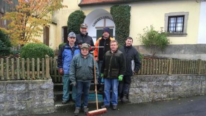 Bild: rdh
Von den OWV-Mitgliedern wird das Ehrenmal in Thanhausen gepflegt. Im Bild (von links) Willi Schwägerl, Josef Hecht (hinten), Hubert Schwamberger, Alois Sladky, Norbert Falk und Wolfgang Gleißner.