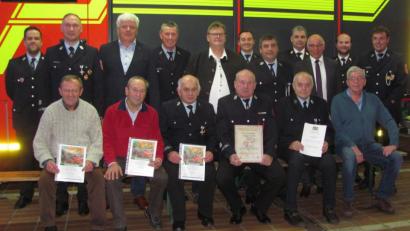 Bild: sei
Beim Kameradschaftsabend der Feuerwehr wird Anton Schmidt (sitzend Zweiter von rechts) für 40 Jahre aktive Dienstzeit ausgezeichnet. Zum Ehrenmitglied wurde Horst Meier (sitzend Dritter von rechts) ernannt.