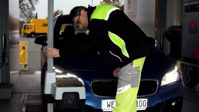 Bild: R. Kreuzer
Nach Abschluss der Prüfungen erhalten die Autofahrer ein Protokoll, in dem die gemessenen Werte mit den Grenzwerten verglichen und ausgewertet werden.