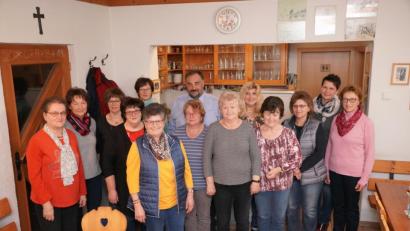 Bild: fvo
Maria Striegl (Vierte von links) ist weiterhin die Vorsitzende der Garten- und Blumenfreunde Lennesrieth