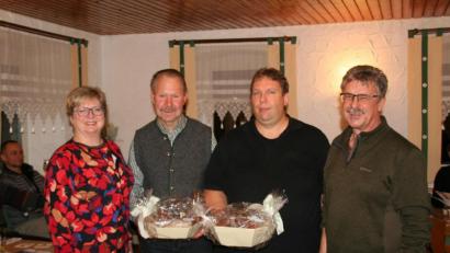 Bild: fpoz
Gisela Kastner, Dritte Bürgermeisterin der Stadt Waldershof (links), und der Vorsitzende der Zweckgemeinschaft Steinwaldloipe, Fuchsmühls Bürgermeister Wolfgang Braun (rechts), würdigten das ehrenamtliche Engagement von Emil und Heinrich Denz, die seit mehr als 20 Jahren für optimale Loipenbedingungen sorgen.