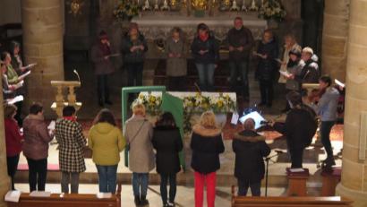 Bild: jzk
„Wir freuen uns über all das Gute, das uns in nächster Zeit durch welche Tür auch immer entgegenkommen wird“ versprachen alle beim Segenskreis im Altarraum.