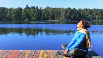 Bild: ArTo – stock.adobe.com
Es gibt verschiedenste Möglichkeiten, Achtsamkeit zu üben. Ein Ausflug in die Natur ist eine davon, setzen Sie dabei ganz bewusst Ihre Füße auf den Boden, spüren Sie den Wind im Gesicht.