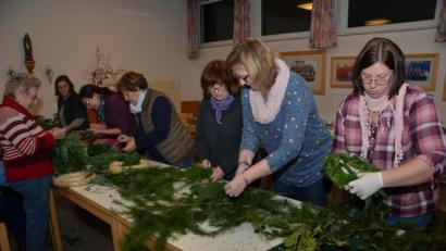 Bild: dob
Fast im Akkord schnippelten und flochten die Frauen Adventskränze und -gestecke, die sie am Sonntag im Schulhaus zum Verkauf anbieten.