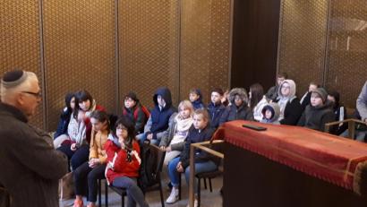 Bild: jzk
Über eine Stunde lang hörten die Mittelschüler dem Rabbiner sehr aufmerksam zu.