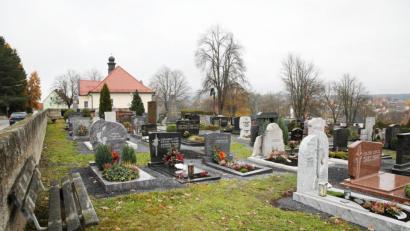 Bild: njn
Nach der einstimmigen Votum des Stadtrats über die neuen Friedhofsgebühren prangerte Stadtrat Dr. Hans Rose den Zustand des Friedhofs an.