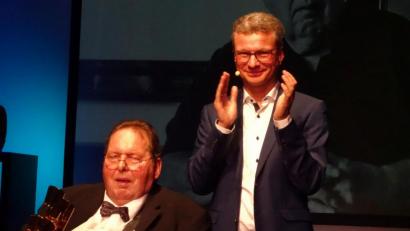 Bild: Wolfgang Houschka
Ovationen für einen Mann, den der Staatsminister für Wissenschaft und Kunst, Bernd Sibler (rechts), als den bekanntesten und populärsten bayerischen Schauspieler beschrieb: Ottfried Fischer, schwer von seiner Krankheit gezeichnet, erhielt den Kulturpreis des Bayernwerks für sein Lebenswerk.