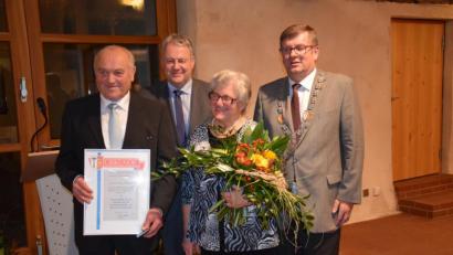 Bild: bö
Beim Ehrenabend des Marktes Schmidmühlen wurde Alfons Weigert sen. (links) zum Ehrenbürger seiner Heimatgemeinde ernannt. Dazu gratulierten ihm seine Frau Maria sowie Landrat Richard Reisinger und Bürgermeister Peter Braun (rechts).