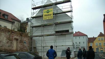 Bild: bjp
In einem Beigeton, ähnlich dem des Pfarrhofs (Hintergrund links), will die Stadt Pressath die stehengebliebene Giebelwand des einstigen Hauses Reinwaldstraße 4 streichen lassen. Aufgemalte "Scheinfenster" sollen zudem die Mauerfläche optisch auflockern.