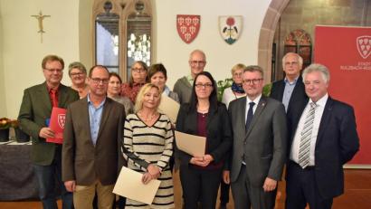 Bild: Andreas Royer
Jubilarehrung der Stadt im Rathaus mit (von links) Johannes Hartmann, Dagmar Rösl, Personalleiter Roland Maul, Valentina Lusin, Personalratsvorsitzende Petra Schilling, Anneliese Matheja, Helga Sporrer, Manfred Förtsch, Stefanie Steiner, Hannelore Mutzbauer, Bürgermeister Michael Göth, Dietmar Renner und Stadtrat Helmut Pilhofer.