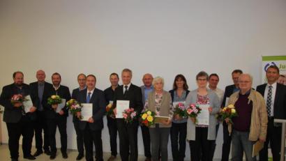 Bild: gsp
Lebenshilfe-Vorsitzender Eduard Freisinger (Zweiter von links) und Stellvertreter Bernhard Vahle (rechts) überreichen den Stiftungsgründern Urkunden.