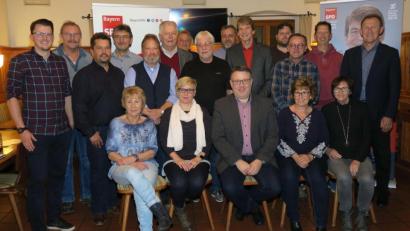 Bild: exb
Die Kandidaten für den Marktgemeinderat mit Bürgermeisterkandidat Daniel Weidner (vorne, Mitte), Landratskandidat Michael Rischke (hinten, Fünfter von links), stellvertretendem Kreisvorsitzenden Richard Gaßner (links) und Vorsitzendem Josef Götz (hinten, Siebter von rechts).