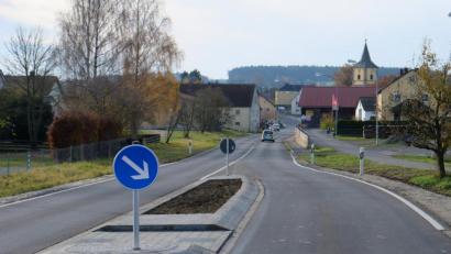 Bild: do
Nach dem Abschluss der Bauarbeiten für den Fahrbahnteiler auf der Staatsstraße in Höhe des FC-Sportheimes in Tremmersdorf hoffen die Kommunalpolitiker auch auf ein angepasstes Verhalten der Verkehrsteilnehmer.
