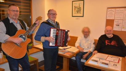 Bild: jr
Für gute Laune im Mehrgenerationenhaus sorgen die Musiker Martin Betz und Anton Schmaus sowie die Autoren Walter J. Pilsak und Hans-Günther Lauth (von links).