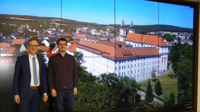 Bild: pz
Bürgermeister Bernd Sommer und Philip Werfl (von links) im Rathaus-Foyer vor der Videowand mit einer Szene aus dem Film.