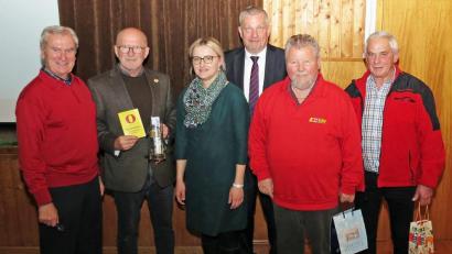 Bild: Dobmeier
Abschied in großer Runde (von links): Verdi-Seniorensprecher Manfred Haberzeth dankt und verabschiedet Seniorenvorsitzenden Manfred Kuchner vom Fachbereich Telekom, Stadträtin Hildegard Ziegler, Peter Hofmann sowie Peter Lachmann (ACE) und Karl Köpf (ACE).