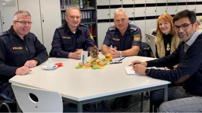 Bild: rgr
Der Kontaktbeamte Martin Behrendt (von links), Walter Schäffler, stellvertretender Dienststellenleiter der Polizeiinspektion Eschenbach, sowie Dienststellenleiter Werner Stopfer, Konrektorin Ruth Seitz und Schulleiter Thomas Schmidt treffen sich zum Sicherheitsgespräch in Grafenwöhr.