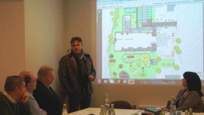 Bild: weu
Architekt Christian Schönberger (stehend) gab den Räten einen Sachstandsbericht zu den Außenanlagen des Kindergartens.