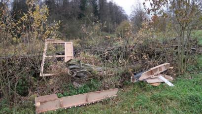 Bild: rha
Warum werfen manche Zeitgenossen ihren Sperrmüll in das Naherholungsgebiet Vilsauen? Die Sachen können doch im Vilsecker Wertstoffhof bequem und kostenlos entsorgt werden.