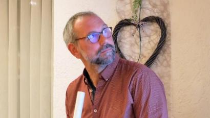 Bild: wlr
Michael Bock hatte als Anregung für Aufforstung und Grenzsteinsuche das passende Werkzeug zur Informationsveranstaltung der Forstbetriebsgemeinschaft mitgebracht.
