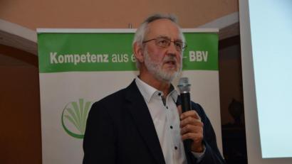 Bild: dob
BBV-Geschäftsführer Hans Winter informiert, dass die BBV-Geschäftsstelle Weiden nach seinem Eintritt in den Ruhestand zu einer Verbund-Geschäftsstelle mit Tirschenreuth zusammengelegt werden soll.