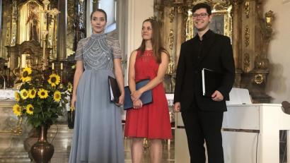 Bild: exb
Elisabeth und Eva Dommermuth sowie Raphael Ernst gestalten das Adventskonzert des Rotary-Clubs Weiden-Max-Reger in der Pfarrkirche St. Felix.