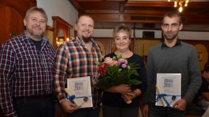 Bild: dob
Firmenchef Paul Hopf überreichte seinen treuen Mitarbeitern Manuel Keim, Petra Gilch und Stefan Grünauer (von links nach rechts) neben einer Urkunde auch Ehrennadeln und Präsente. Stefan Grünauer wurde zudem zur bestandenen Meisterprüfung gratuliert.