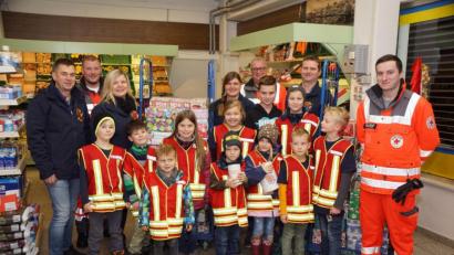 Bild: bkr
Fleißig sammeln die kleinen Feuerdrachen für Kinder in Not und für die Helfer vor Ort. Unterstützt werden sie dabei von Alexander Danzer, Florian Hösl, Tanja Scheitler, Ramona Busch, Jörg Müller, Stephan Schlicht und Daniel Müller (von links). Schwer zu tragen haben Emil und Maxima (Mitte) an ihren Sammelbüchsen.