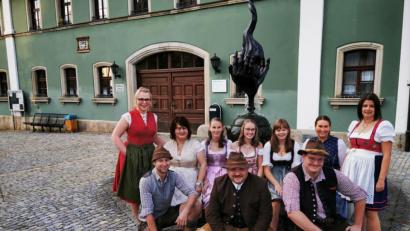 Bild: gz
Die Festleiter Fabian Wild, zweiter Bürgermeister Georg Zierer und Daniel Biermeier freuen sich mit einigen Festdamen auf das Heimatfest 2020.