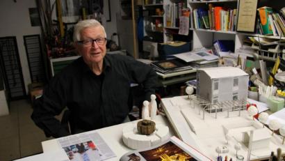 Bild: prh
Am Schreibtisch in seinem Atelier ist der Neustädter Bildhauer und Kunstmaler Max Fischer in seinem Element. Hier entstanden die Ideen für seine über 240 Kunstobjekte, von der Brunnenanlage, über Reliefs, bis zu Kirchenfenstern und Altarräumen, die er in 55 Jahren als freischaffender Künstler in der Region und darüber hinaus geschaffen hat. Auch mit 80 Jahren gehen ihm die Ideen nicht aus.