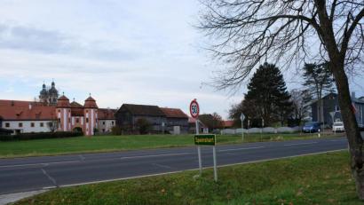 Bild: do
Ein weiterer Fahrbahnteiler soll auf der Kreisstraße NEW 5 gebaut werden, um die Verkehrssicherheit für Fußgänger zwischen der Gereon-Motyka-Siedlung, dem öffentlichen Parkplatz und dem historischen Klosterhof zu verbessern. Zudem sind sogenannte Zuwegungen zur Verkehrsinsel geplant.