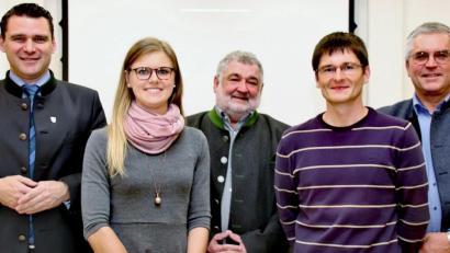 Bild: Thomas Dobler
Sie sind die neuen Mitarbeiter der Verwaltungsgemeinschaft Nabburg und damit auch für den Perschener Zweckverband zuständig: Kämmerer Thomas Bodensteiner (Zweiter von rechts) und die für Liegenschaften zuständige Jessica Zilk (Zweite von links), hier flankiert vor der Spitze des Zweckverbandes, Bürgermeister Armin Schärtl (Nabburg; MItte), Bürgermeister Richard Tischler (Pfreimd; rechts) und Landrat Thomas Ebeling (links).