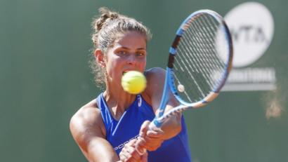 Bild: Salvatore Di Nolfi/KEYSTONE/dpa
Julia Görges in Aktion: Die 31-jährige Tennisspielerin trennte sich von ihrem Trainer und Physiotherapeuten. In der kommenden Saison wird sie vom bisherigen Fed-Cup-Teamchef Jens Gerlach trainiert. Auch ein Amberger gehört nun zu ihrem Team: Physiotherapeut Jörg Fauland behandelt künftig die deutsche Nummer zwei.