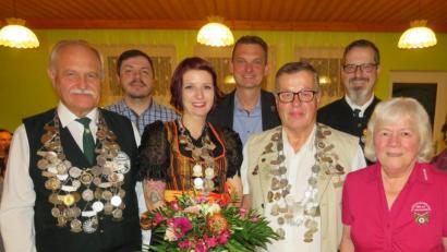 Bild: adj
Die neuen Schützenkönige und ihre Vize (von links): Ludwig Stöckl, JanosTrzmiel, Jasmin Stein, Bürgermeister Ernst Schicketanz, Sigmar Behr, Christian Behr und Heimtraud Stich.