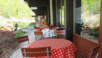 Bild: ubb
Einladend sah die Terrasse des Gaisweiher-Lokals im Sommer 2018 aus. Doch seitdem setzen sich über dem Gasthaus dunkle Wolken fest. Die Saison 2019 fiel wegen eines erbitterten Rechtsstreits komplett aus.