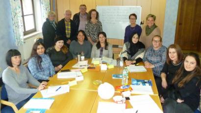 Bild: Portner
Der Deutschkurs für Mütter im Pfarrheim läuft auf Initiative von Elke Reinhart (hinten, rechts). Dozentin Anita Stangl (Vierte von links) freut sich über den Lerneifer der Frauen. Beim Pressetermin schauten Vertreter von Rotary und Lions Club als Förderer der Initiative "Integration SAD" vorbei sowie Michael Hösl (Dritter von links) vom Volksbildungswerk Oberviechtach-Schönsee.