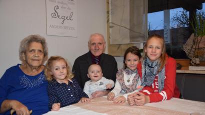 Bild: fla
Die Urenkel Sarah, Hannes, Lisa und Leonie (von links) sind der ganze Stolz des Jubelpaares Marianne und Ludwig Zielbauer.