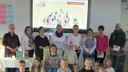 Bild: mez
Rektorin Gudrun Lehner (links) und die Schüler dankten Heidi Schlicht (sitzend), Beate Melzner, Miriam Schmid, Lucie Prechtl, Franziska Hess, Marina Lautner, Ramona Pöhlmann und Annika Scheit (hinten von links) fürs Vorlesen.
