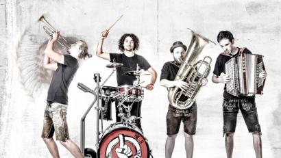 Bild: Alex Ackva/exb
Die Band "Oanso" mit Franz an der Tuba, Menya an der Trompete, Michi am Akkordeon und Philip am Bierwagerlschlagzeug gastieren am Samstag, 7. Dezember, in der Stadt-Turnhalle Waldsassen.